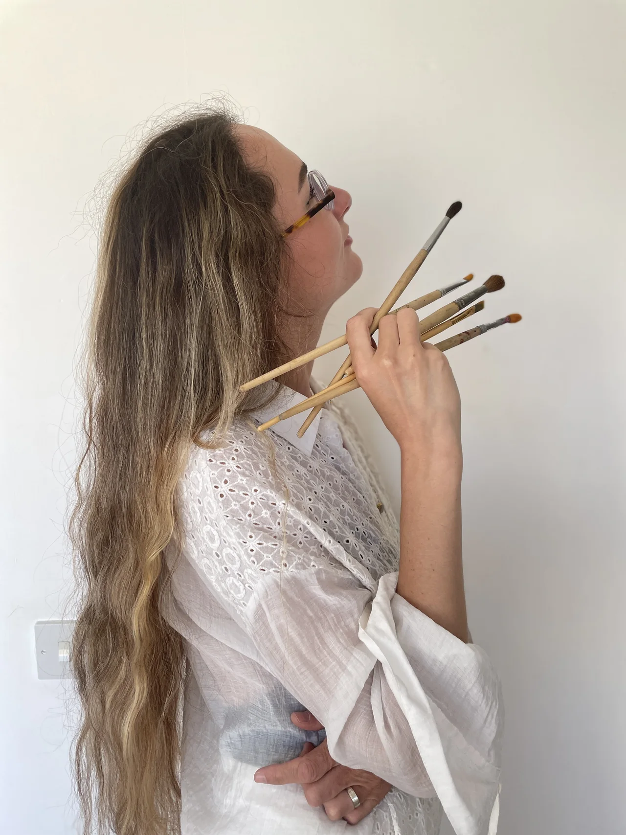 Sveta Dietrich holding her paintbrushes